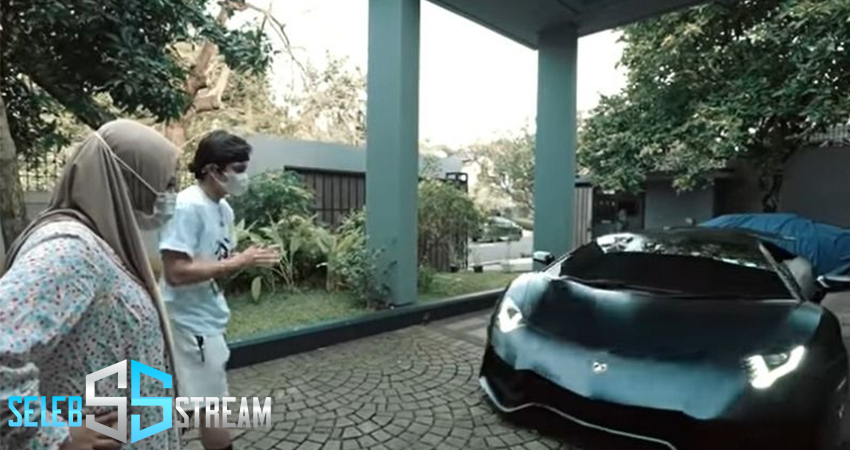 Atta Halilintar, dengan mobil mewah Lamborghini Aventador